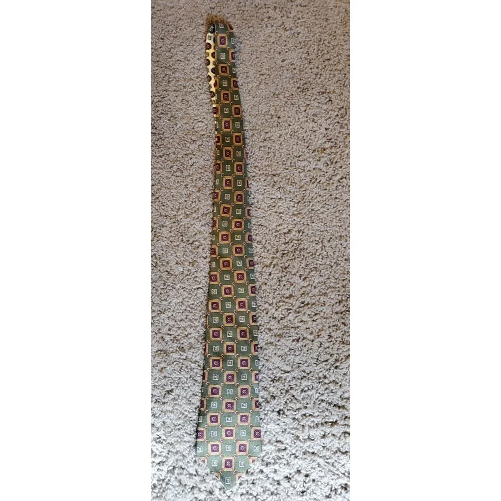 Tommy Hilfiger Mens Silk Necktie Olive Green Yellow Lion Crest Medallion Tie